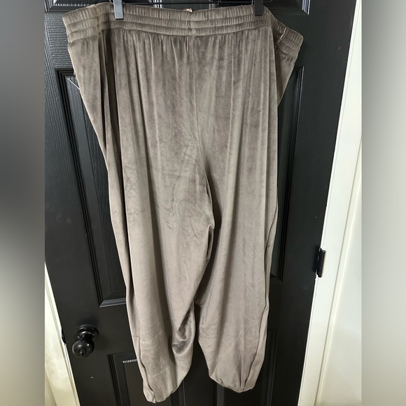 SKIMS Brown Velour Joggers - Picture 2 of 3